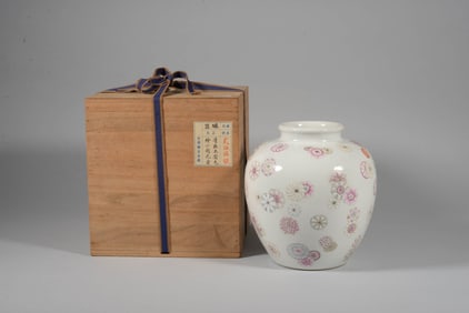 A FAMILLE ROSE 'BALL FLOWERS' JAR