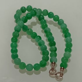 A JADEITE NECKLACE