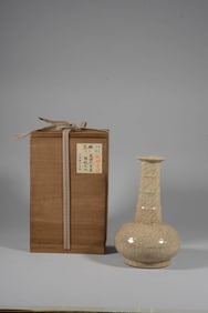 A GE TYPE RIBBED DISH-MOUTHED VASE
