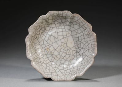 A GE-TYPE CHRYSANTHEMUM SHAPED DISH