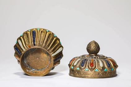 A GILT-BRONZE GEM-INLAID COVERED JAR