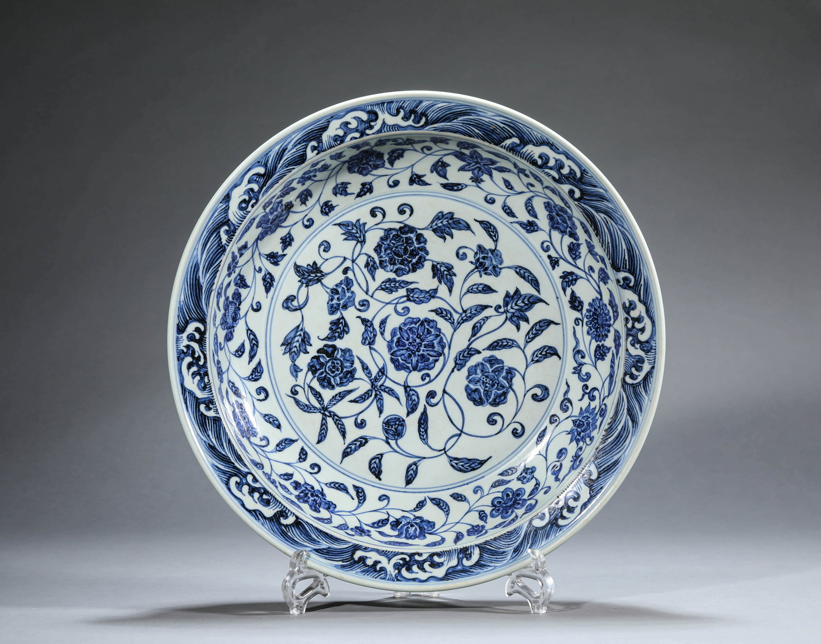 A BLUE AND WHITE 'INTERLOCKING LOTUS' DISH (1 of 8)