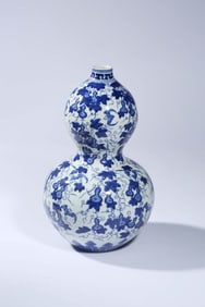 A BLUE AND WHITE 'BAT LU SHOU' GOURD SHAPED VASE