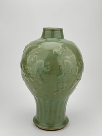 A LONGQUAN-TYPE 'DRAGON' MEIPING