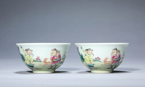 A PAIR OF FAMILLE ROSE 'FIGURE' BOWLS