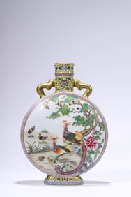 A YELLOW-GROUND 'INTERLOCKING LOTUS' MOONFLASK