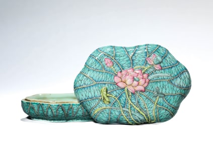 A TURQUOISE-GROUND 'LOTUS' COVERED BOX