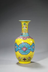 A YELLOW-GROUND WUCAI 'FLORAL' VASE