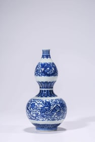 A BLUE AND WHITE 'INTERLOCKING DRAGON' GOURD SHAPED VASE