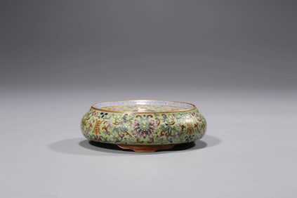 A FAMILLE ROSE BRUSH REST
