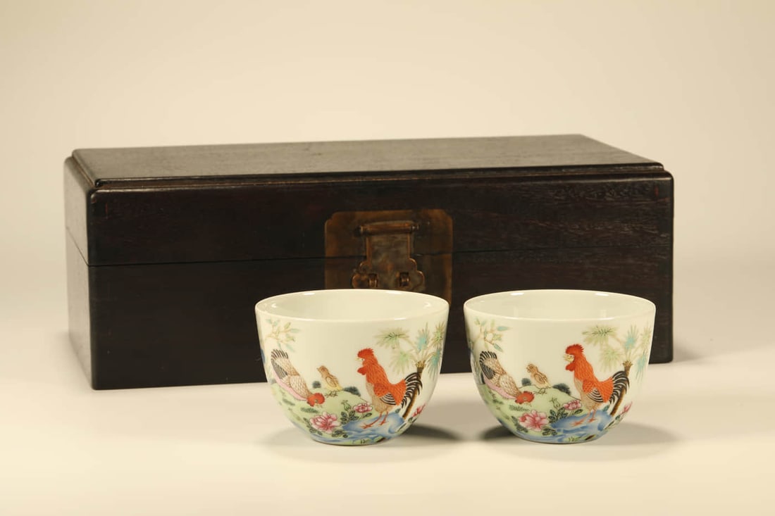 A PAIR OF FAMILLE ROSE 'CHICKEN' CUPS: A PAIR OF FAMILLE ROSE 'CHICKEN' CUPS Dimensions: Height: 5.5 cm (2.2 in.), Diameter: 8 cm (3.1 in.). All measurements are approximate. Any condition statement is given as a courtesy to a client, is o