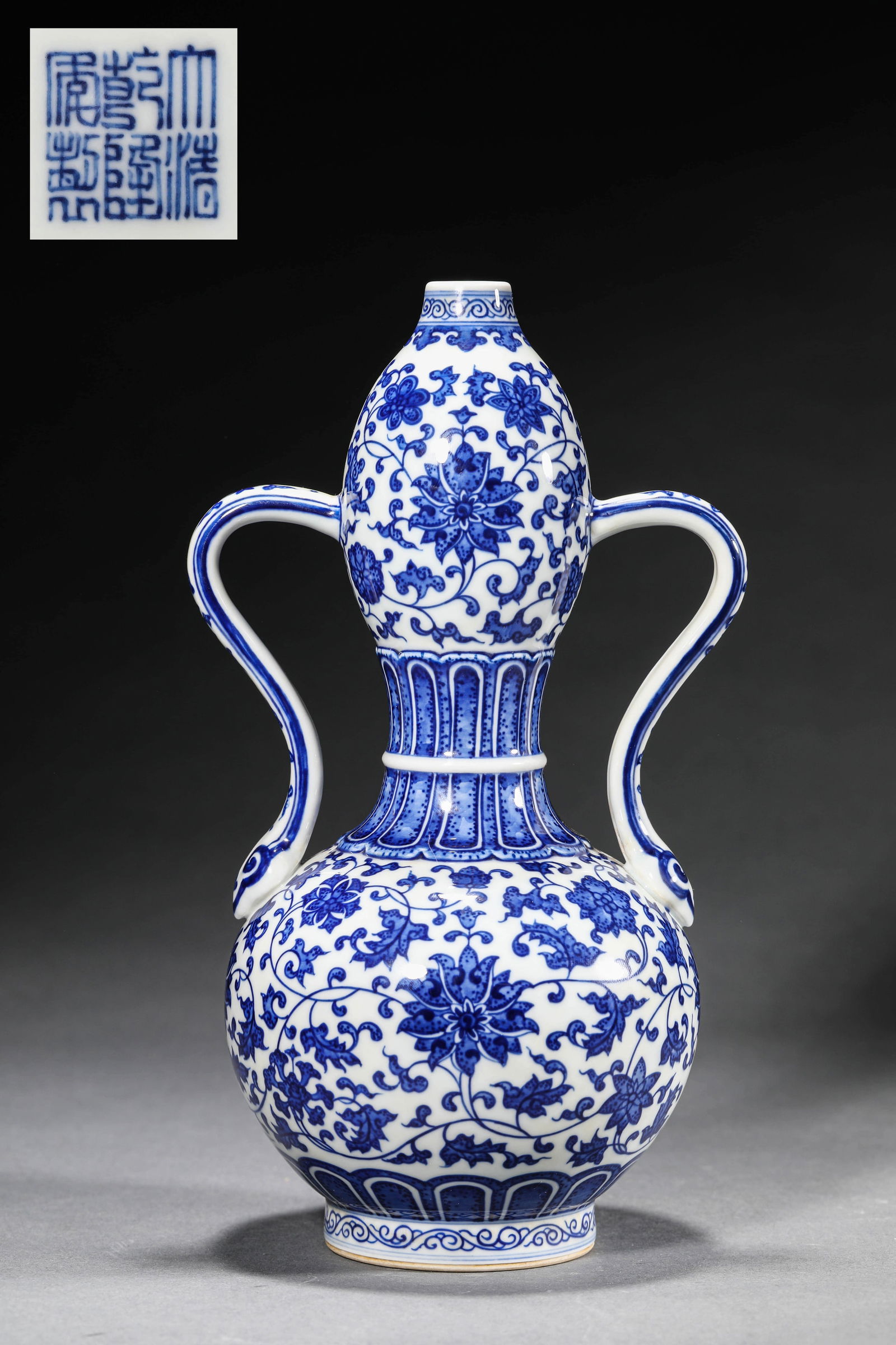 A BLUE AND WHITE 'INTERLOCKING LOTUS'  GOURD-SHAPED VASE (1 of 6)