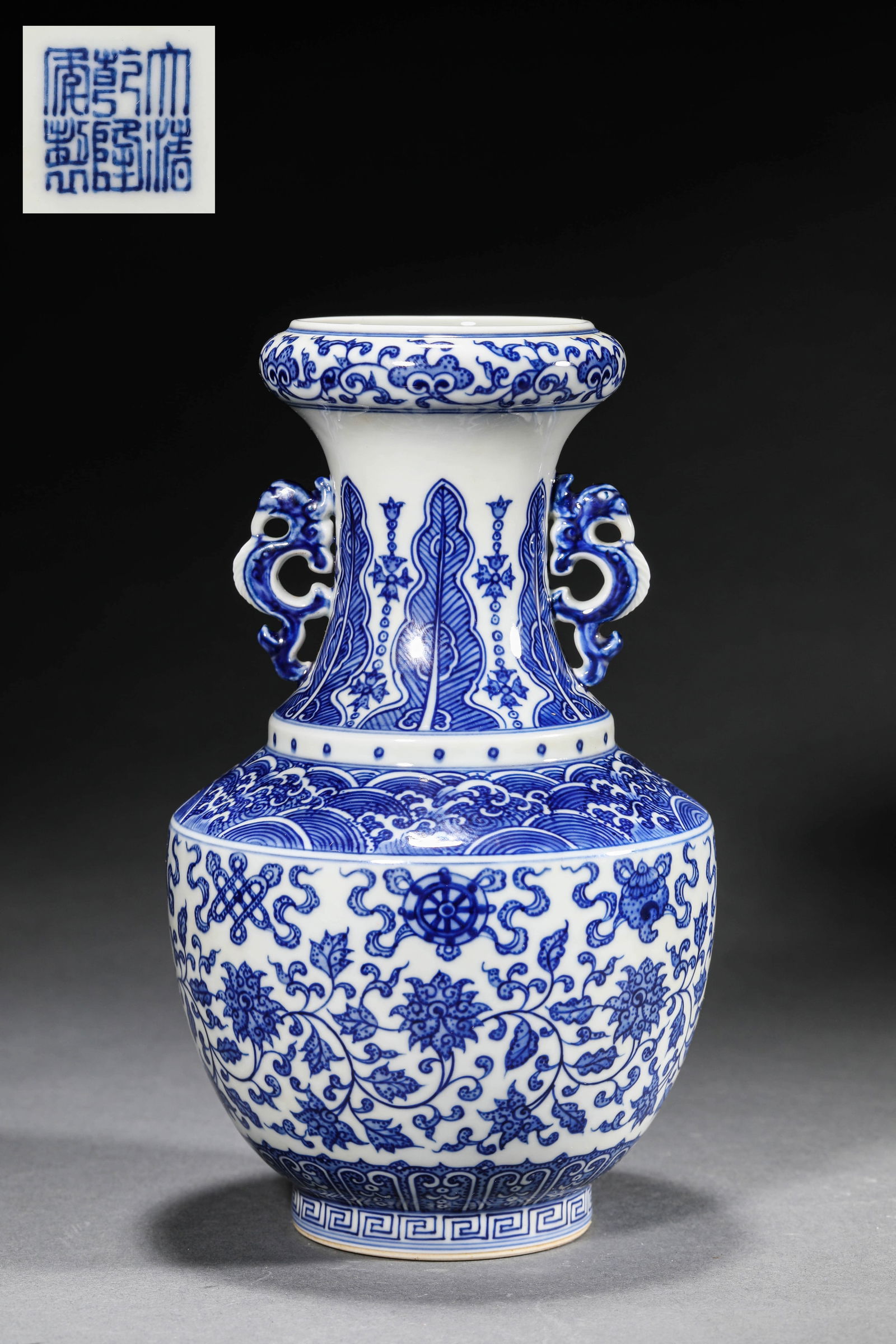 A BLUE AND WHITE 'INTERLOCKING FLOWERS AND EIGHT IMMORTALS'  VASE (1 of 8)