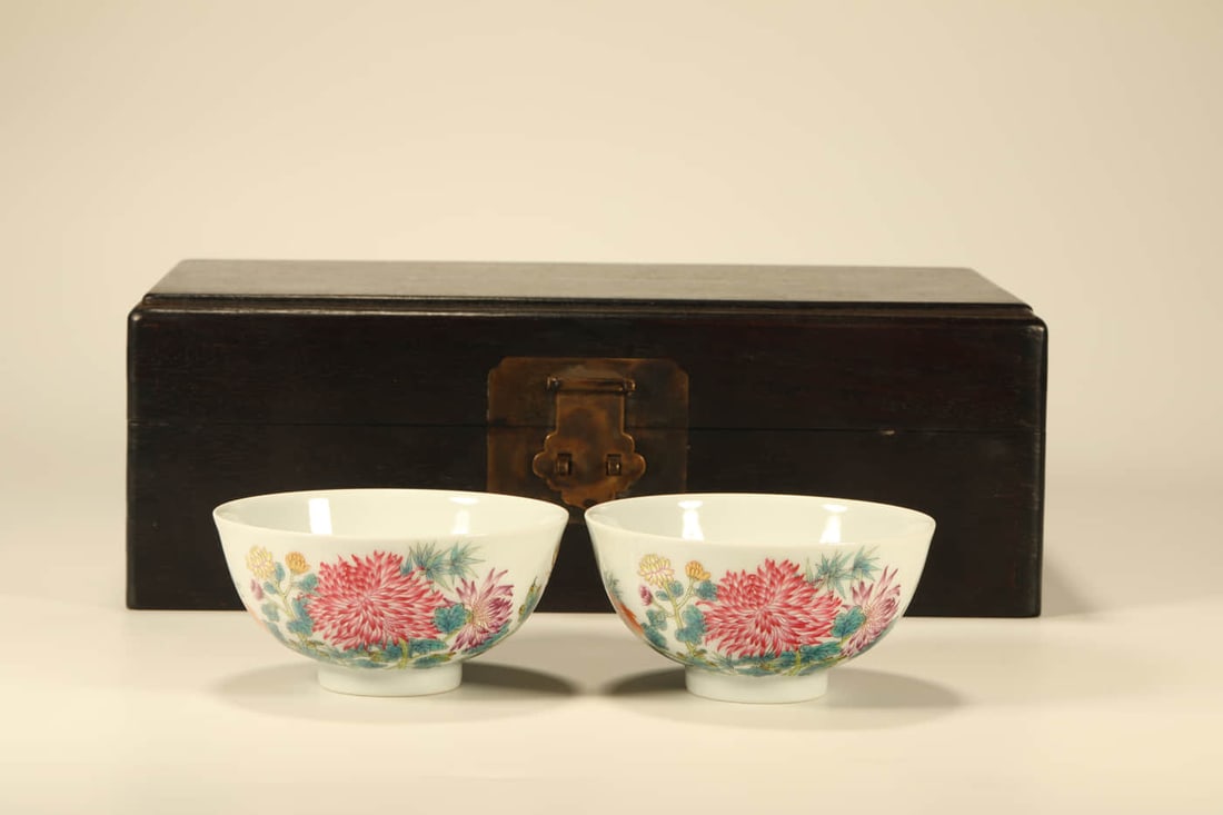 A PAIR OF FAMILLE ROSE 'FLORAL' BOWLS (1 of 7)