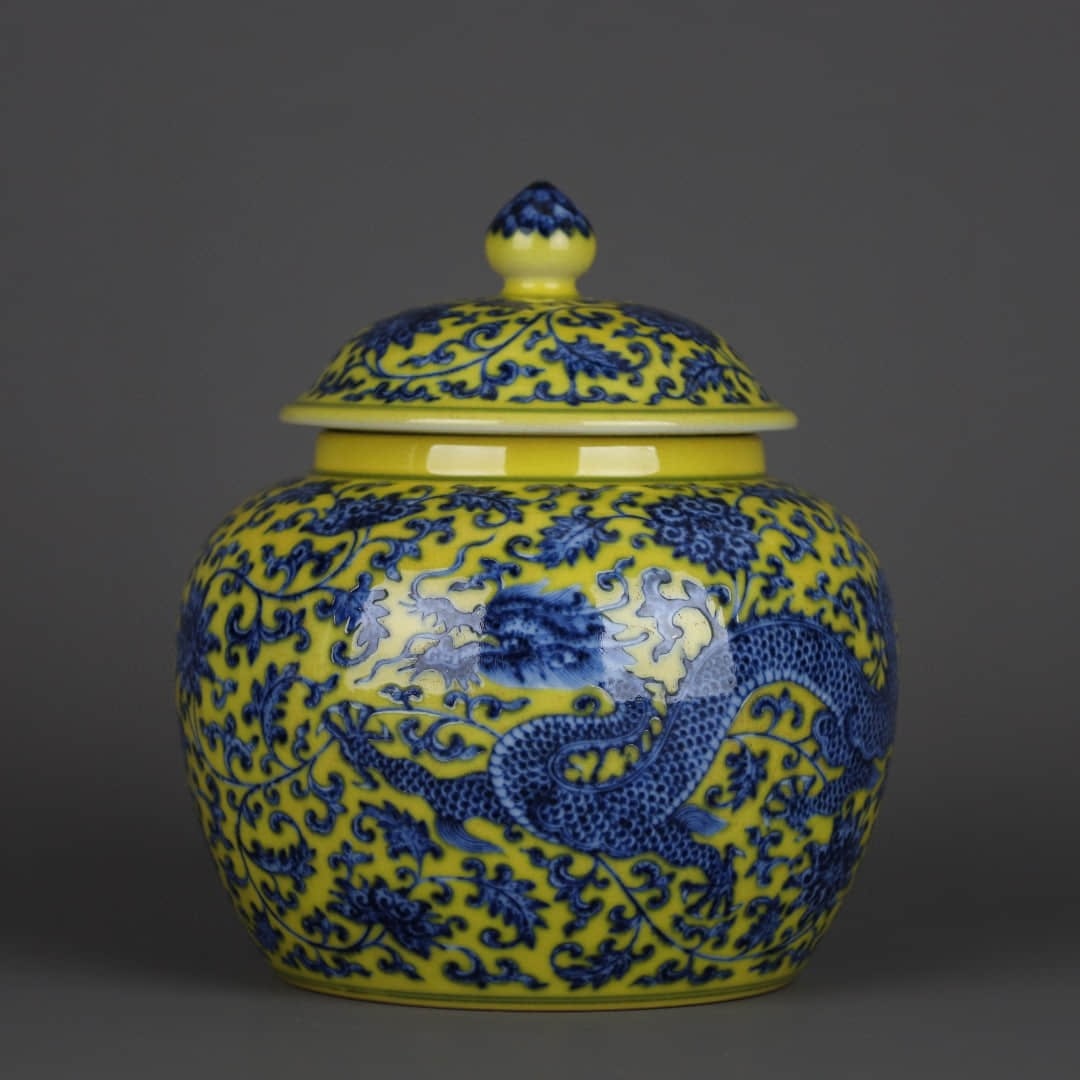 A YELLOW-GLAZED BLUE AND WHITE 'INTERLOCKING LOTUS AND DRAGON' COVERED JAR (1 of 9)