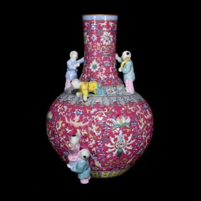 AN ENAMEL 'INTERLOCKING FLOWERS, BAT AND SHOU' GLOBULAR VASE