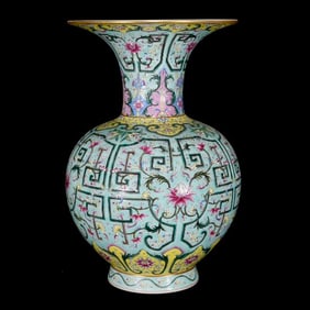 A FAMILLE ROSE 'INTERLOCKING FLOWERS' VASE