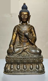 A SHAKYAMUNI BUDDHA STATUE