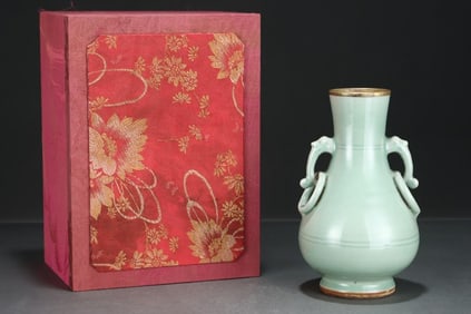 A LONQUAN TYPE VASE