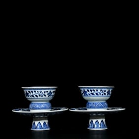 A BLUE AND WHITE 'FISH AND ALGAE' CUP