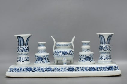 A BLUE AND WHITE 'INTERLOCKING LOTUS' FIVE-OFFERING SET