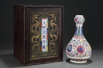 A WUCAI 'INTERLOCKING FLOWERS' GARLIC-HEAD VASE