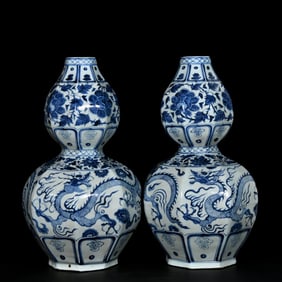 A PAIR OF BLUE AND WHITE 'DRAGON' GOURD-SHAPED VASES