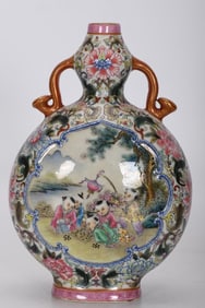 A WHITE-GROUND ENAMEL WITH MEDALLION 'PLAYING CHILDREN' MOONFLASK