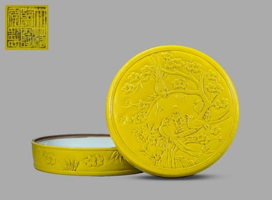 A YELLOW-GLAZED COVERED BOX