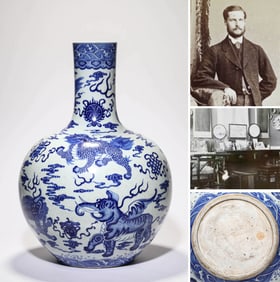 A BLUE AND WHITE 'BABAO' GLOBULAR VASE