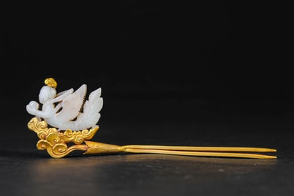 A GOLD AND JADE-INLAID 'FLYING APSARA' HAIRPIN