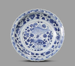 A BLUE AND WHITE 'FISH AND WATERWEED' DISH