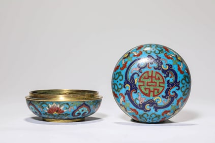 A CLOISONNé ENAMEL 'SHOU ' COVERED BOX