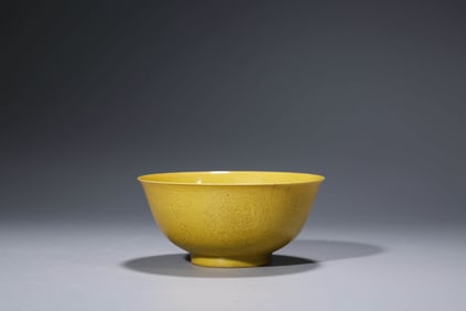 A PAIR OF YELLOW-GLAZED 'CLOUD AND DRAGON' BOWLS