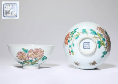 A PAIR OF FAMILLE-ROSE 'FLOWERS' BOWLS