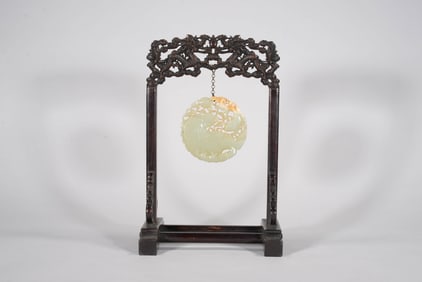 A YELLOW JADE 'FISH' PLAQUE (WITH CARVED DRAGON-DESIGN ROSEWOOD STAND)