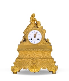 FRENCH MANTEL CLOCK WITH GILDED COPPER, FEATURING THE FIGURE OF A GODDESS