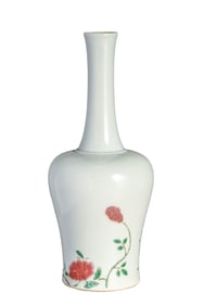 A FAMILLE ROSE 'FLORAL' BELL-SHAPED VASE