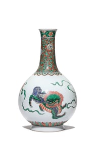A WUCAI 'LION' VASE