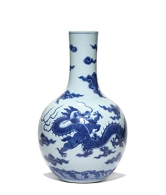 A BLUE AND WHITE 'DRAGON' GLOBULAR VASE