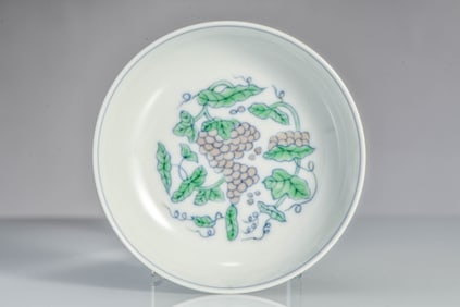 A DOUCAI 'INTERLOCKING GRAPES' SMALL DISH