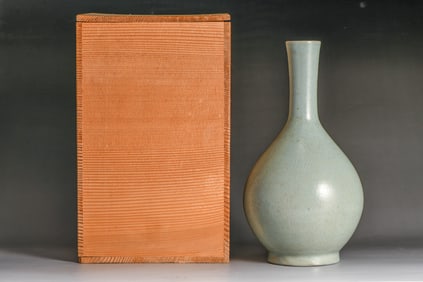 A RU TYPE LONG-NECKED VASE