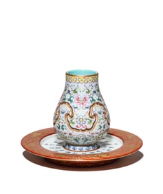 A FAMILLE-ROSE VASE WITH STAND
