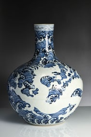 A BLUE AND WHITE 'RESERVE-PANEL DRAGON' GLOBULAR VASE