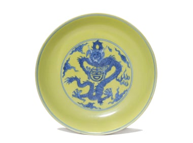 A YELLOW GROUND BLUE AND WHITE 'DRAGON AND PHOENIX' DISH