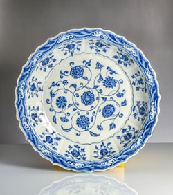 A BLUE AND WHITE 'INTERLOCKING FLOWERS' DISH