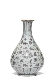 AN UNDERGLAZED-RED 'INTERLOCKING FLORAL' YUHUCHUNPING
