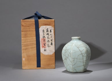 A GUAN-TYPE SMALL VASE