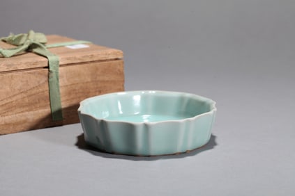 A LONGQUAN CELADON LOBED WASHER