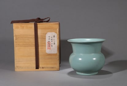 A RU-TYPE FLOWER HOLDER